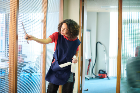 Apido Clean bei der professionellen Gebäudereinigung in Murrhardt – streifenfreie Fenster, saubere Treppenhäuser und gepflegte Büroräume. Apido Clean bei der professionellen Gebäudereinigung in Murrhardt – streifenfreie Fenster, saubere Treppenhäuser und gepflegte Büroräume.